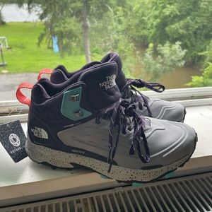 Women’s 9.5 north face hiking boots
